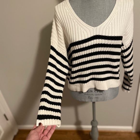 Abercrombie & Fitch V-Neck Sweater - White and Black Stripes - Picture 6 of 14